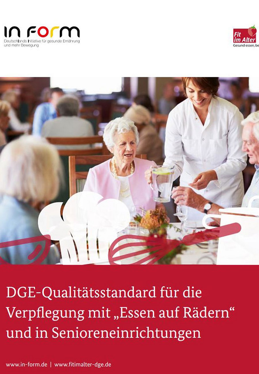 Cover der Broschüre DGE-Qualitätsstandard für die Verpflegung mit "Essen auf  Rädern und in Senioreneinrichtungen"