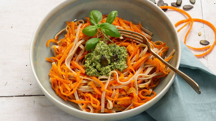 1 Schale Möhren-Nudeln mit Pesto.