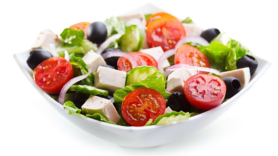 1 Schale Salat auf weißem Hintergrund.