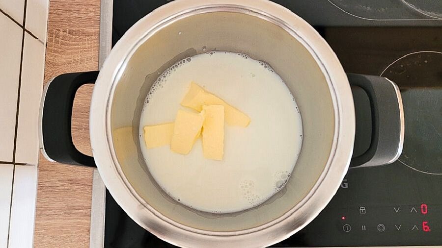 Butter und Milch in einem Topf auf dem Herd.