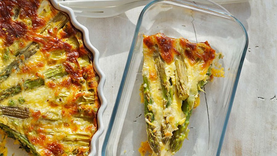 Tarte in Backform und 1 Stück serviert in einer Glasschale.