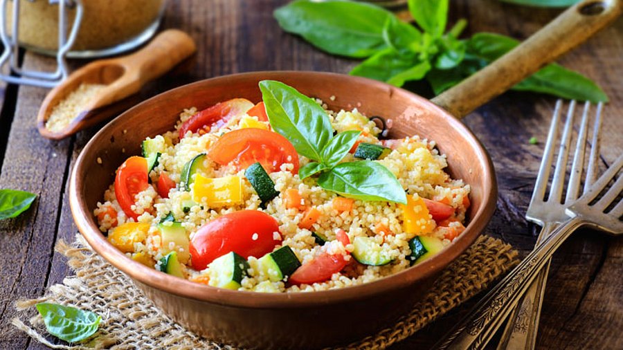 1 Tonschale mit frischem Couscous Salat.