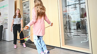 Frau im Vordergrund beim Seilspringen, weitere Frau beobachtet sie
