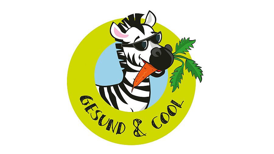 Schriftzug Gesund & Cool als Button mit Comic Zebra mit Sonnenbrille und Möhre im Maul in der Mitte.