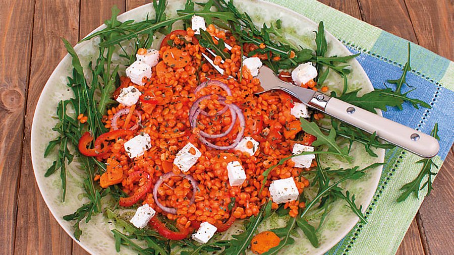 1 Teller mit fertigem Linsensalat.