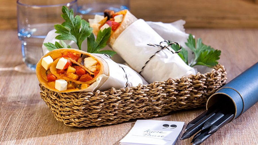 2 Stück Wrap serviert in einem Brotkorb.