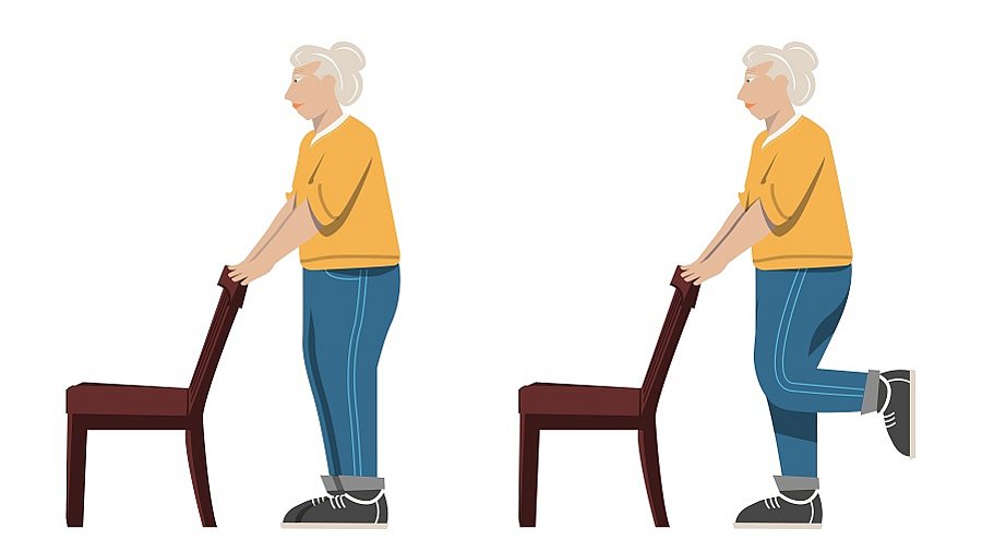 Illustrierte Seniorin hält sich an Stuhl fest und hebt ein Bein.