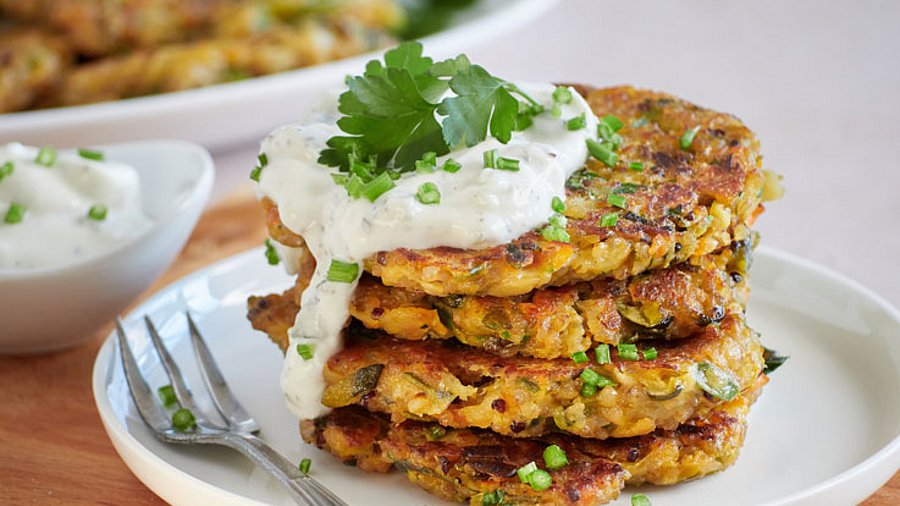 4 Stück Rösti mit Dip serviert auf einem weißen Teller.