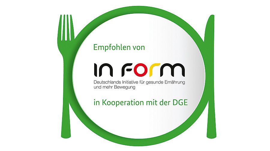 Schriftzug empfohlen von IN FORM in Kooperation mit der DGE in den IN FORM und DGE Farben. Schriftzug liegt auf einem Teller mit Messer und Gabel rechts und links