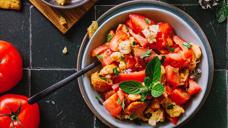 1 Teller Tomaten-Brotsalat von oben fotografiert.