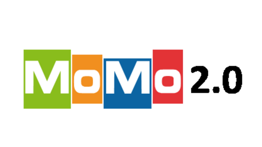 Schriftzug MoMo in bunten Farben, dahinter 2.0 ins schwarz-weiß