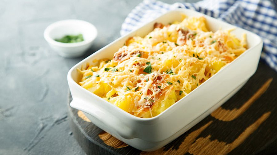 1weiße Auflaufform mit Kartoffel-Kohlrabi-Auflauf.