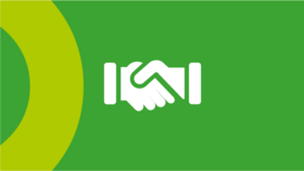 Bowl mit veganen Zutaten, wie Nüsse, Tomaten, Reis, Gemüse