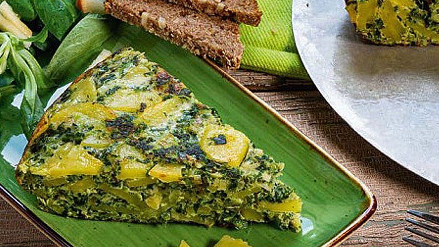 Ein Stück Tortilla mit Kirschtomten dekoriert