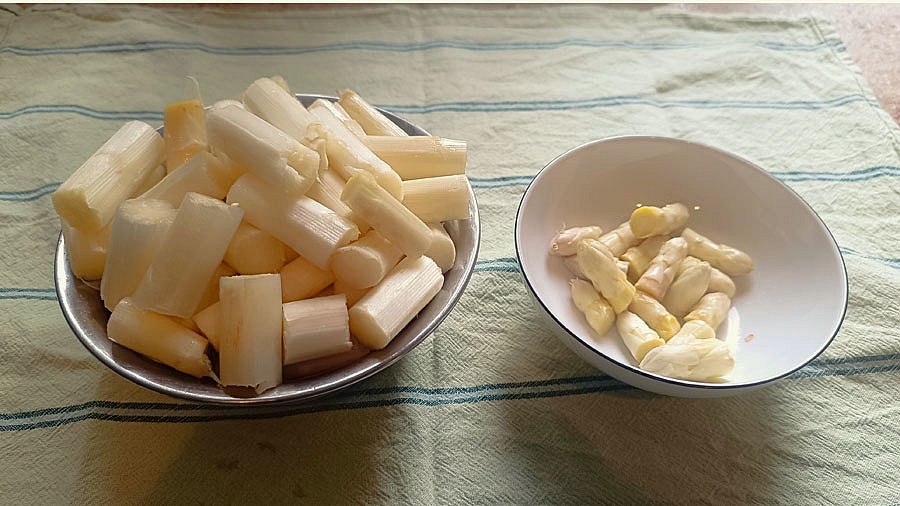 Geschälter Spargel schneiden