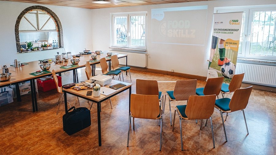 Blick in den Workshop-Raum mit Stühlen und Küchenutensilien