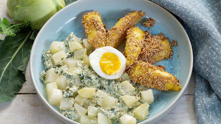 Eine Schale Kohlrabi Rahm mit Ofenkartoffeln und Ei.