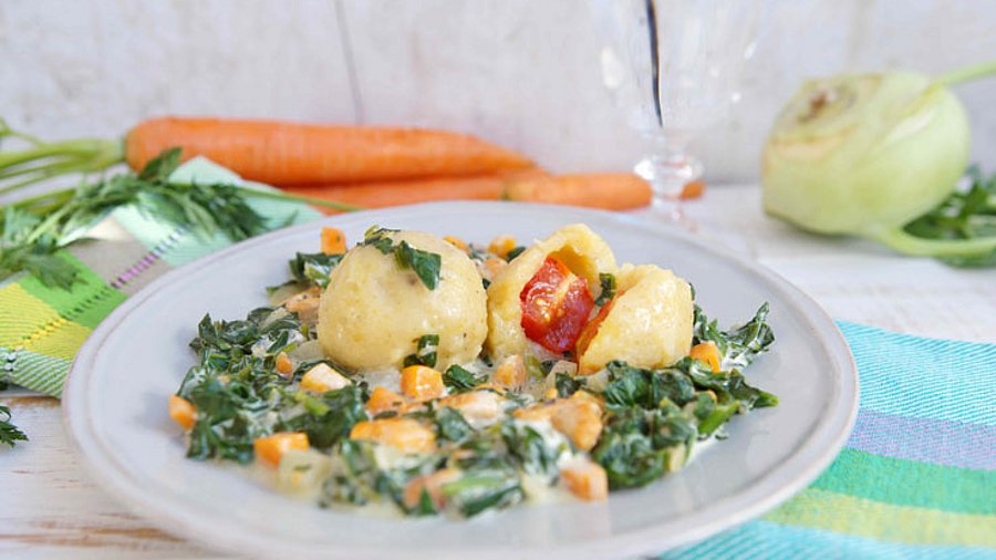 1 Teller Tomaten-Knödel mit Frühlings Geschnetzeltem.