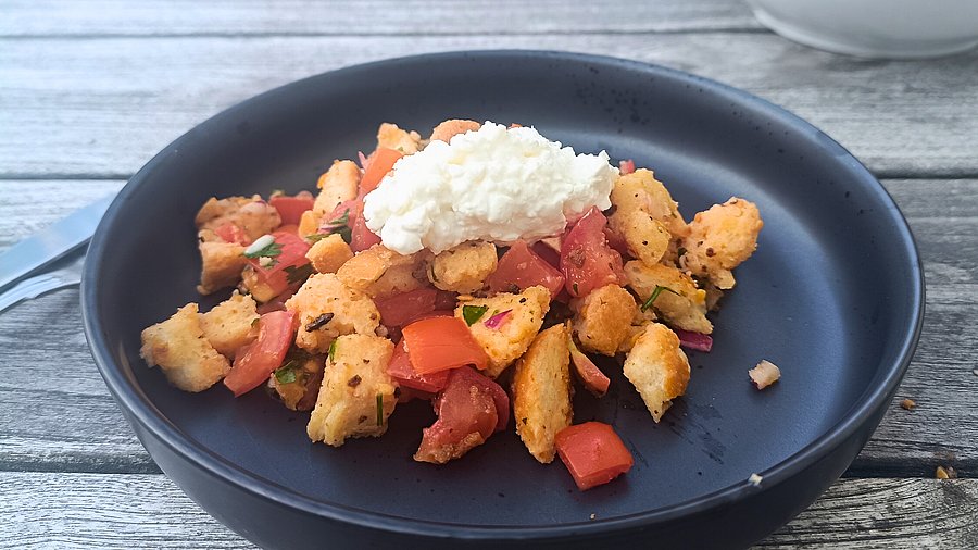 1 Portion Tomaten-Brotsalat serviert
