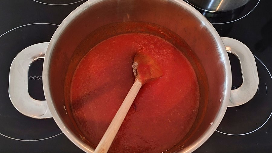 Passierte Tomaten erwärmen.