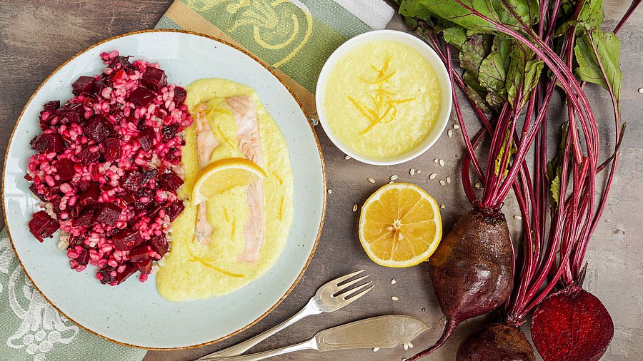 1 Portion pochierter Lachs von oben fotografiert.
