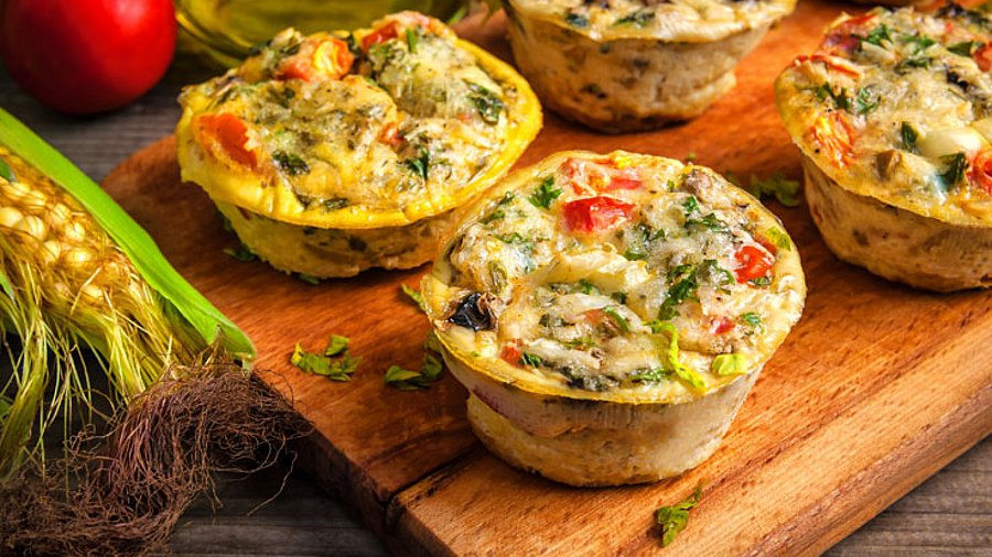 4 Stück frisch gebackene Muffins.