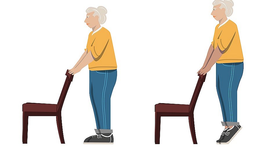 Illustrierte Seniorin hält sich an Stuhl fest und steht auf Zehenspitzen.