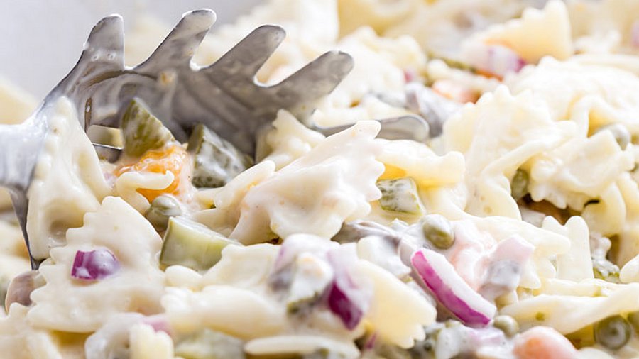 Farfalle Nudeln als Nudelsalat in der Nahaufnahme.