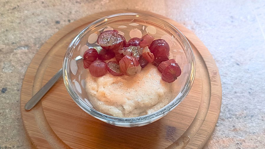 1 Glasschale Grießbrei mit roten Stachelbeeren, halbiert.