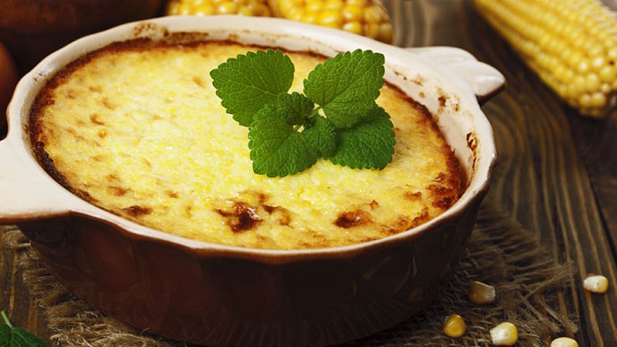 1 kleine Auflaufform mit fertiger Polenta, mit Maiskolben garniert.