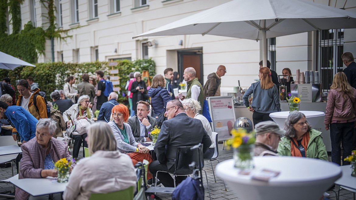 Publikum im Innenhof des Bundesministerium für Landwirtschaft, Ernnährung und Heimat