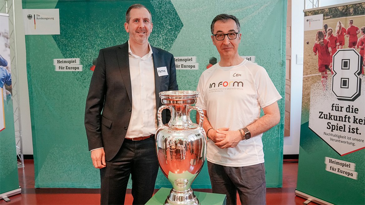 Matthias Härzschel und BM Cem Özdemir mit EM-Pokal