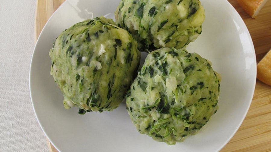 1 Teller mit drei Knödeln.